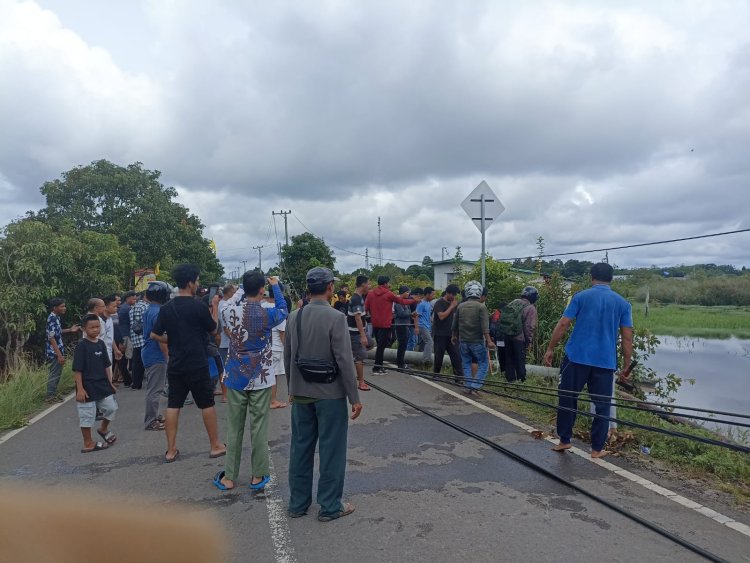 Saat di Tikungan Sopir Tancap Lurus, Akibatnya Tiang Listrik Dihajar