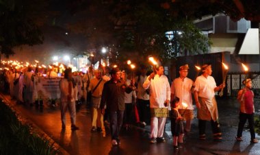 Gerimis Tetap Gasspol Semangat Mengikuti Pawai Obor  Menyambut Ramadhan Di Pangkalan Bun