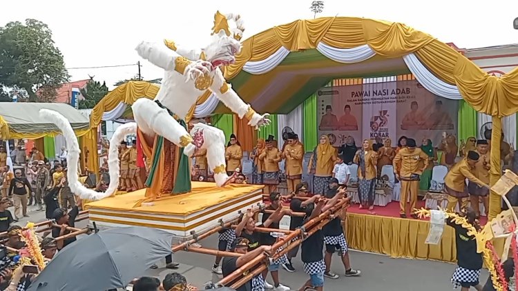 Pawai Nasi Adab Tonggak Kebersamaan Masyarakat Kotawaringin Barat
